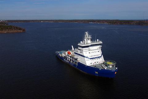 Polaris on maailman ensimmäinen LNG-jäänmurtaja. Alus voi käyttää polttoaineenaan nesteytettyä maakaasua (LNG) ja matalarikkistä dieseliä. Maakaasun käyttö polttoaineena vähentää aluksen hiilidioksidipäästöjä.